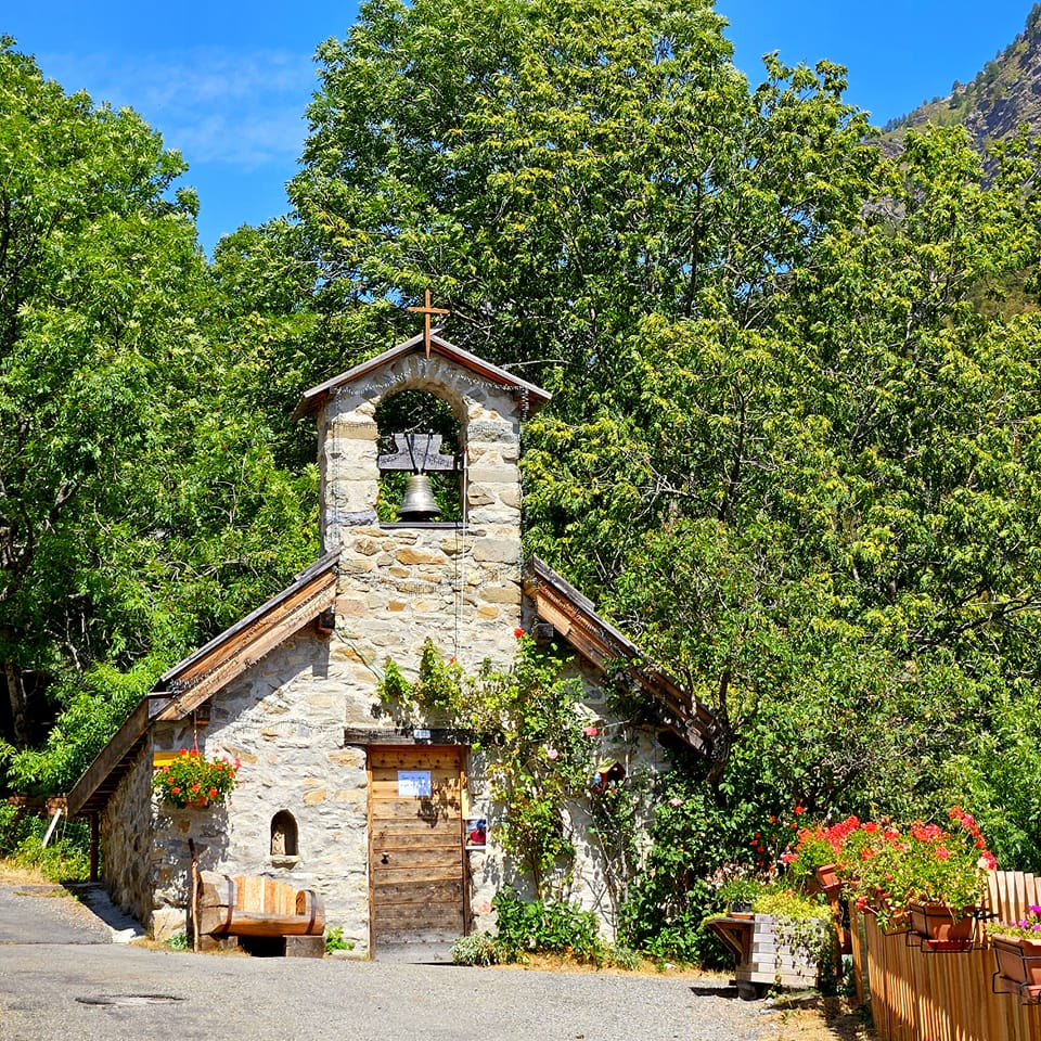 Le Hameau des Gourniers, porte magique vers les cascades millénaires