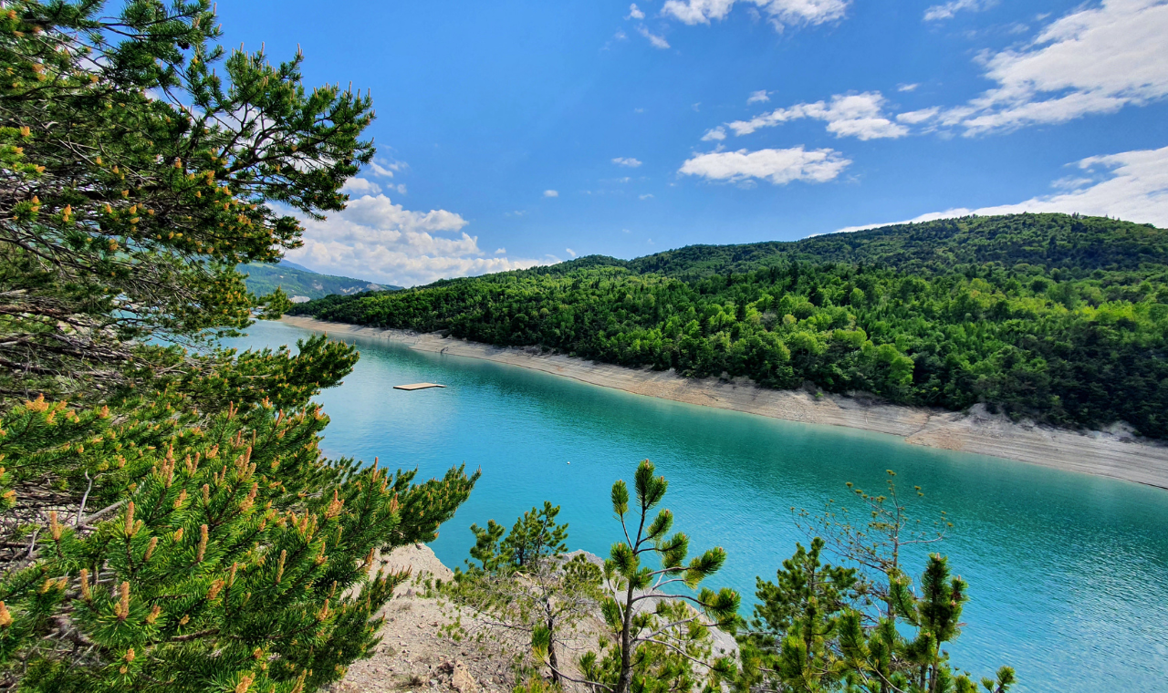 Lac de Serre Ponçon et projections juin 2023 : le niveau poursuit son envolée !