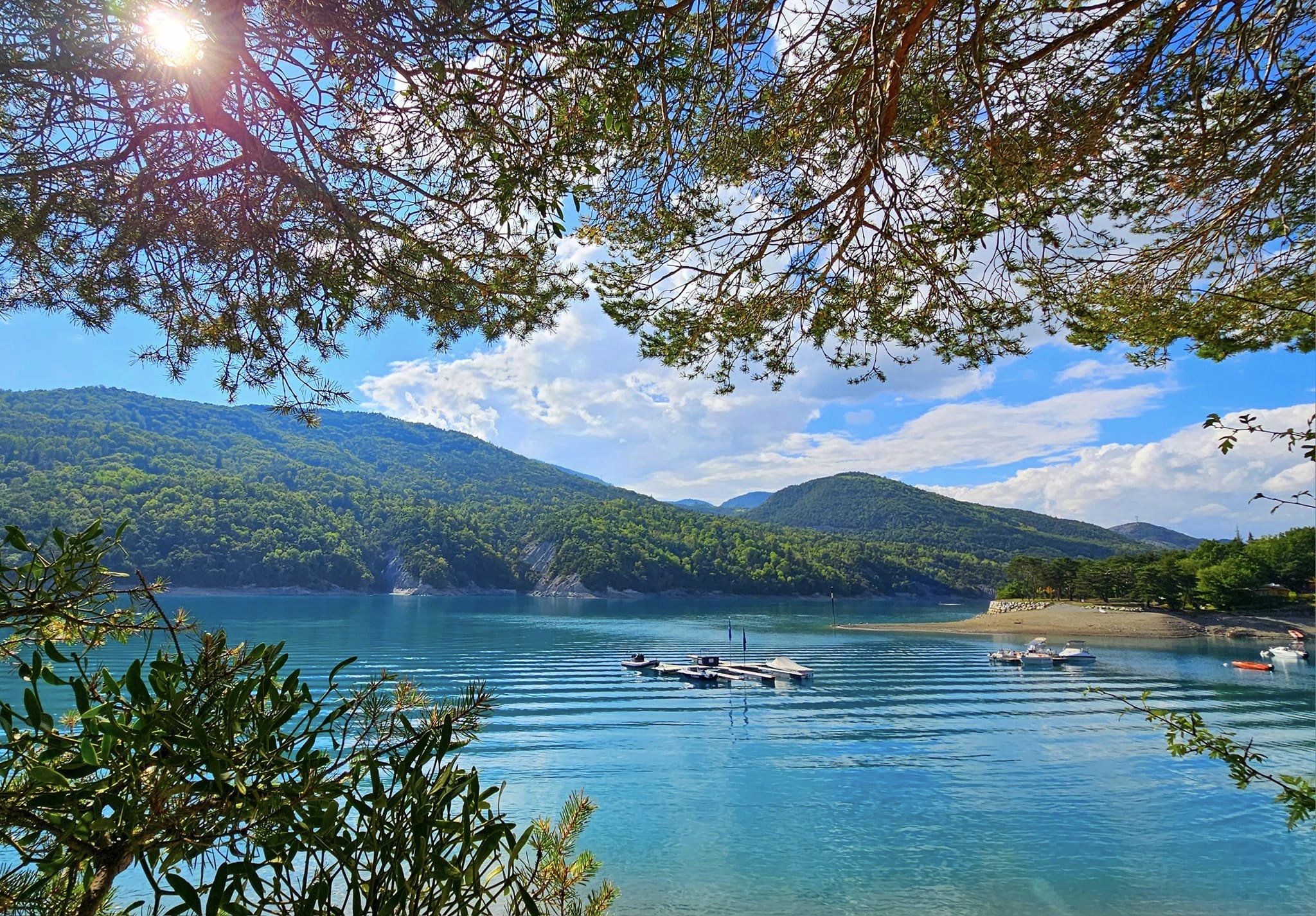 Le Niveau du Lac de Serre Ponçon est plein de chez plein (novembre 2023)