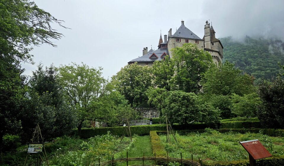 Ambiance magique : 8 châteaux hors du temps à explorer dans les Alpes