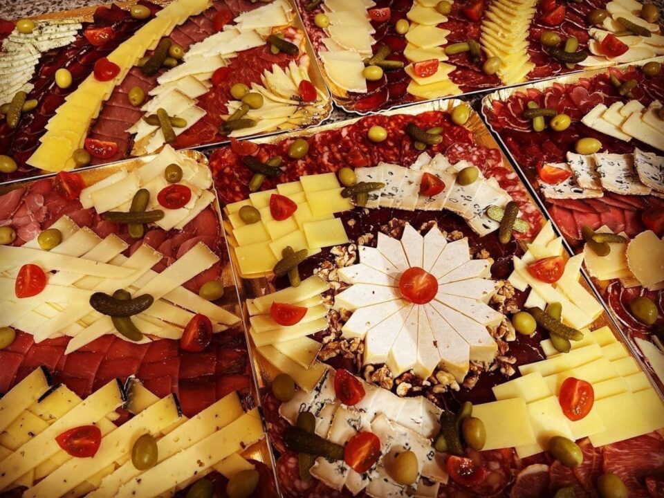 🤝 Fondez de plaisir à la fromagerie des Caves de Gilly : l&rsquo;âme des fromages d&rsquo;exception en Savoie